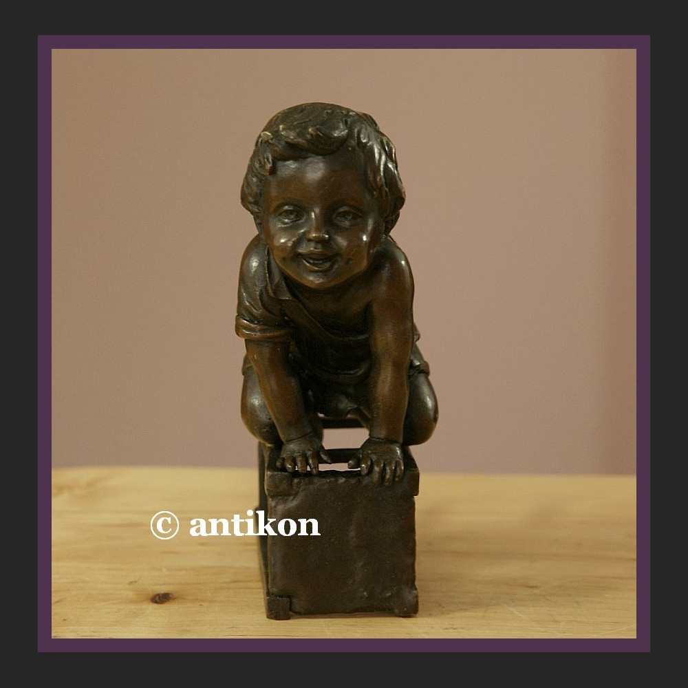 Figurka z brązu słodki malec śliczny brąz chłopiec na stołku sygnowana rzeźba
