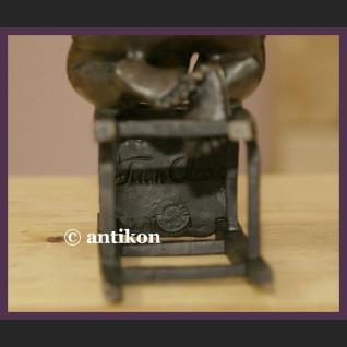 Figurka z brązu słodki malec śliczny brąz chłopiec na stołku sygnowana rzeźba