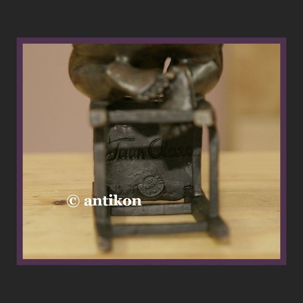 Figurka z brązu słodki malec śliczny brąz chłopiec na stołku sygnowana rzeźba