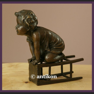 Figurka z brązu słodki malec śliczny brąz chłopiec na stołku sygnowana rzeźba