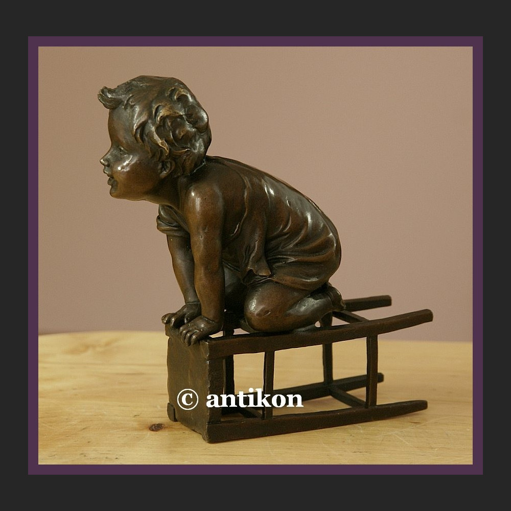 Figurka z brązu słodki malec śliczny brąz chłopiec na stołku sygnowana rzeźba