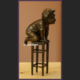 RRzeźba z brązu radosny malec figurka uroczy chłopczyk