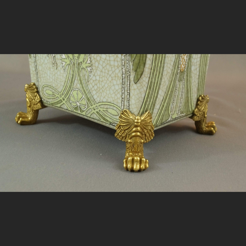 Donica z ptakami w secesyjnym stylu 