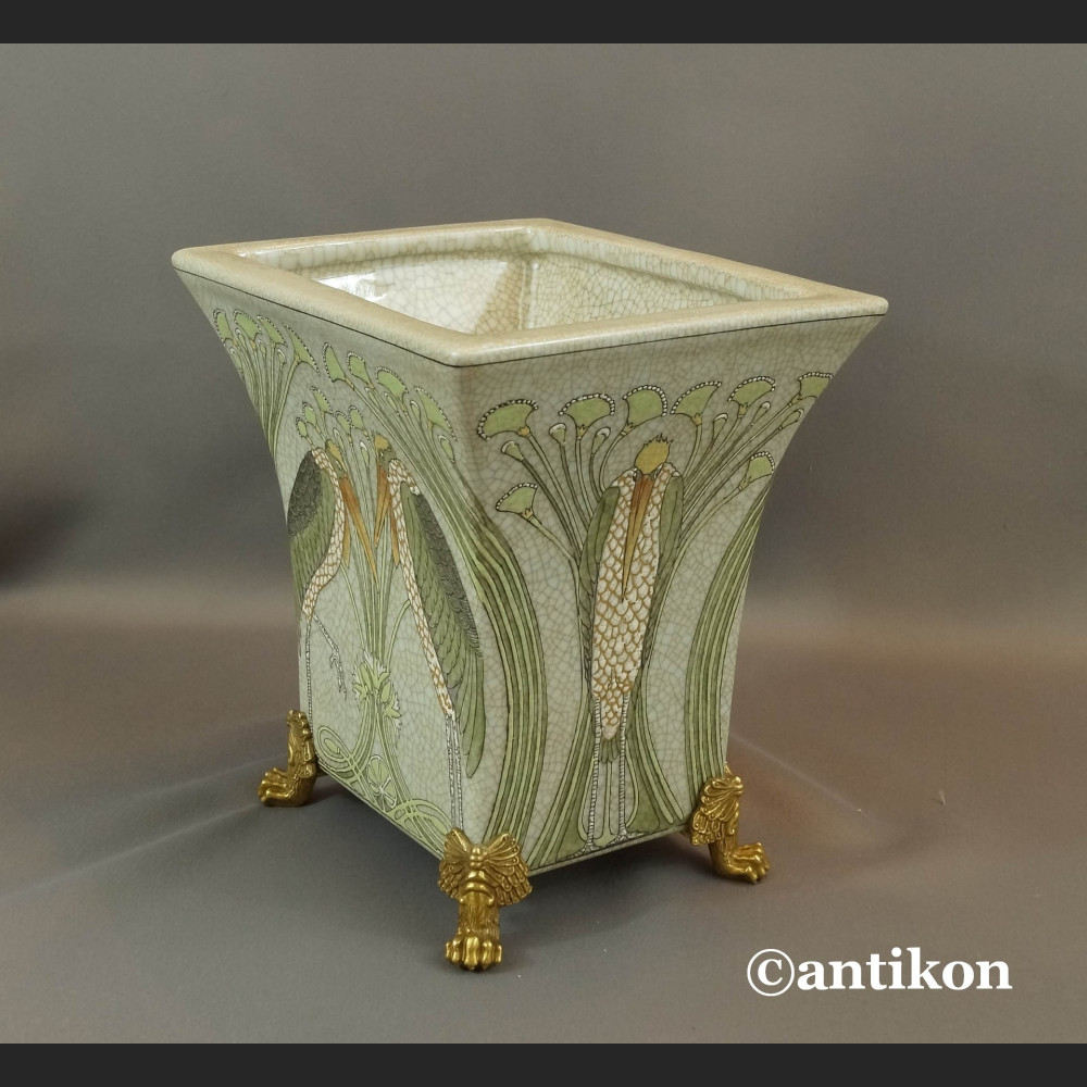 Donica z ptakami w secesyjnym stylu 