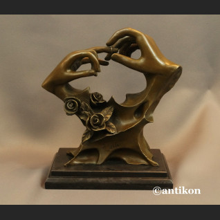 Rzeźba z brązu prezent ślubny Ręce z obrączką 