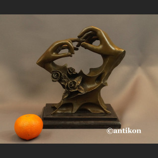 Rzeźba z brązu prezent ślubny Ręce z obrączką Rzeźba z brązu prezent ślubny Ręce z obrączką