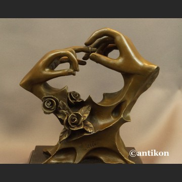 Rzeźba z brązu prezent ślubny Ręce z obrączką