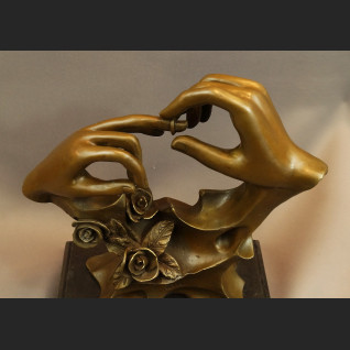 Rzeźba z brązu prezent ślubny Ręce z obrączką Rzeźba z brązu prezent ślubny Ręce z obrączką