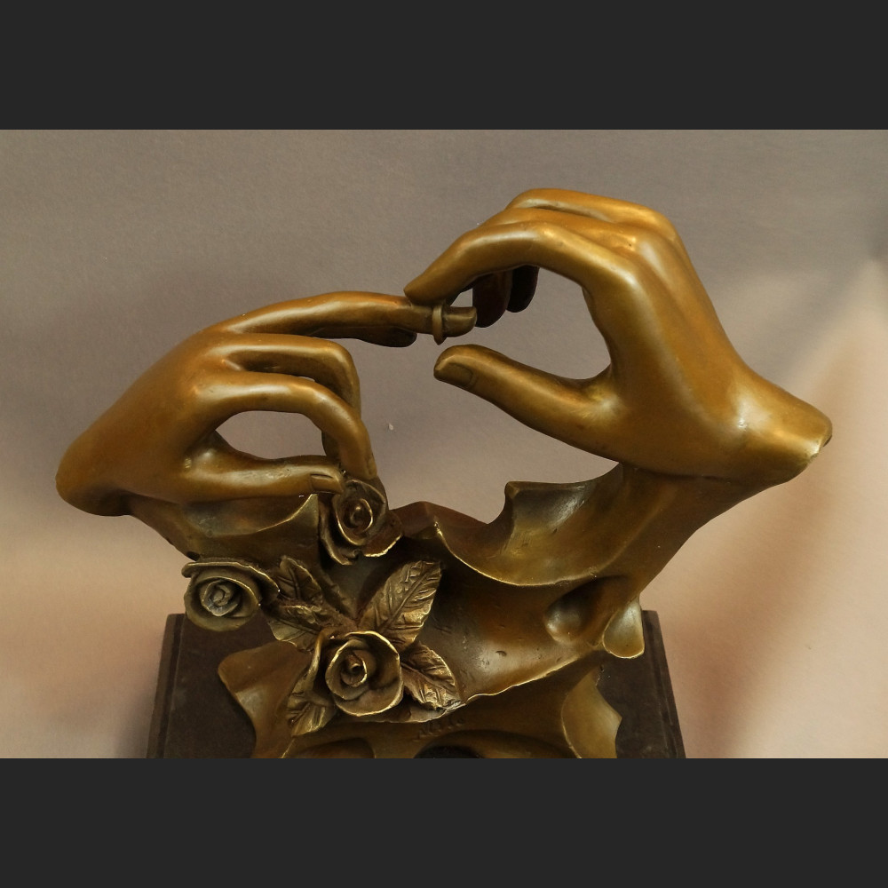 Rzeźba z brązu prezent ślubny Ręce z obrączką Rzeźba z brązu prezent ślubny Ręce z obrączką