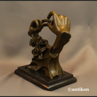 Rzeźba z brązu prezent ślubny Ręce z obrączką Rzeźba z brązu prezent ślubny Ręce z obrączką