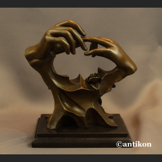 Rzeźba z brązu prezent ślubny Ręce z obrączką Rzeźba z brązu prezent ślubny Ręce z obrączką