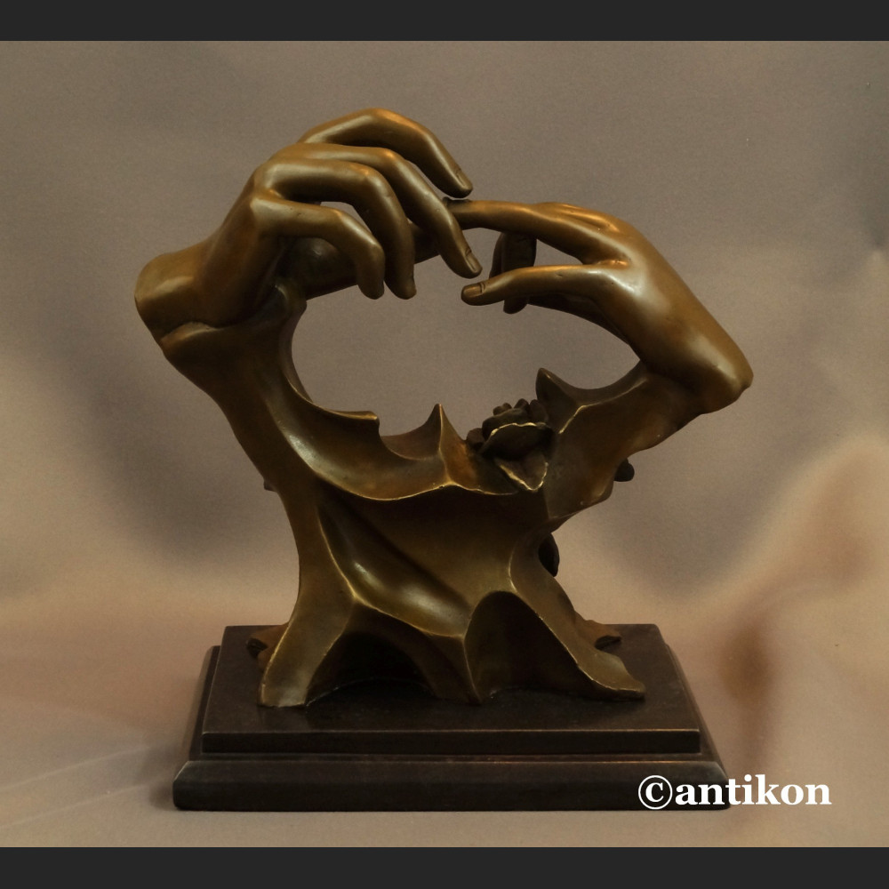 Rzeźba z brązu prezent ślubny Ręce z obrączką Rzeźba z brązu prezent ślubny Ręce z obrączką