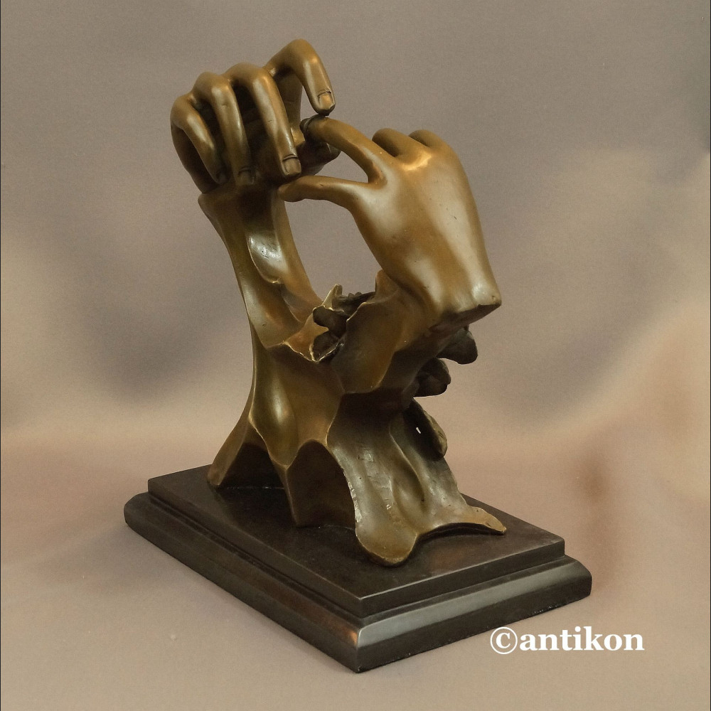 Rzeźba z brązu prezent ślubny Ręce z obrączką Rzeźba z brązu prezent ślubny Ręce z obrączką