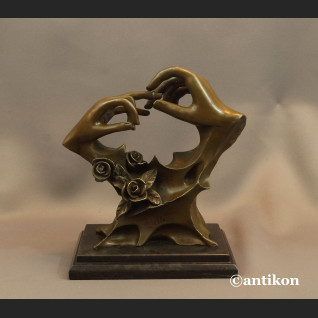 Rzeźba z brązu prezent ślubny Ręce z obrączką Rzeźba z brązu prezent ślubny Ręce z obrączką