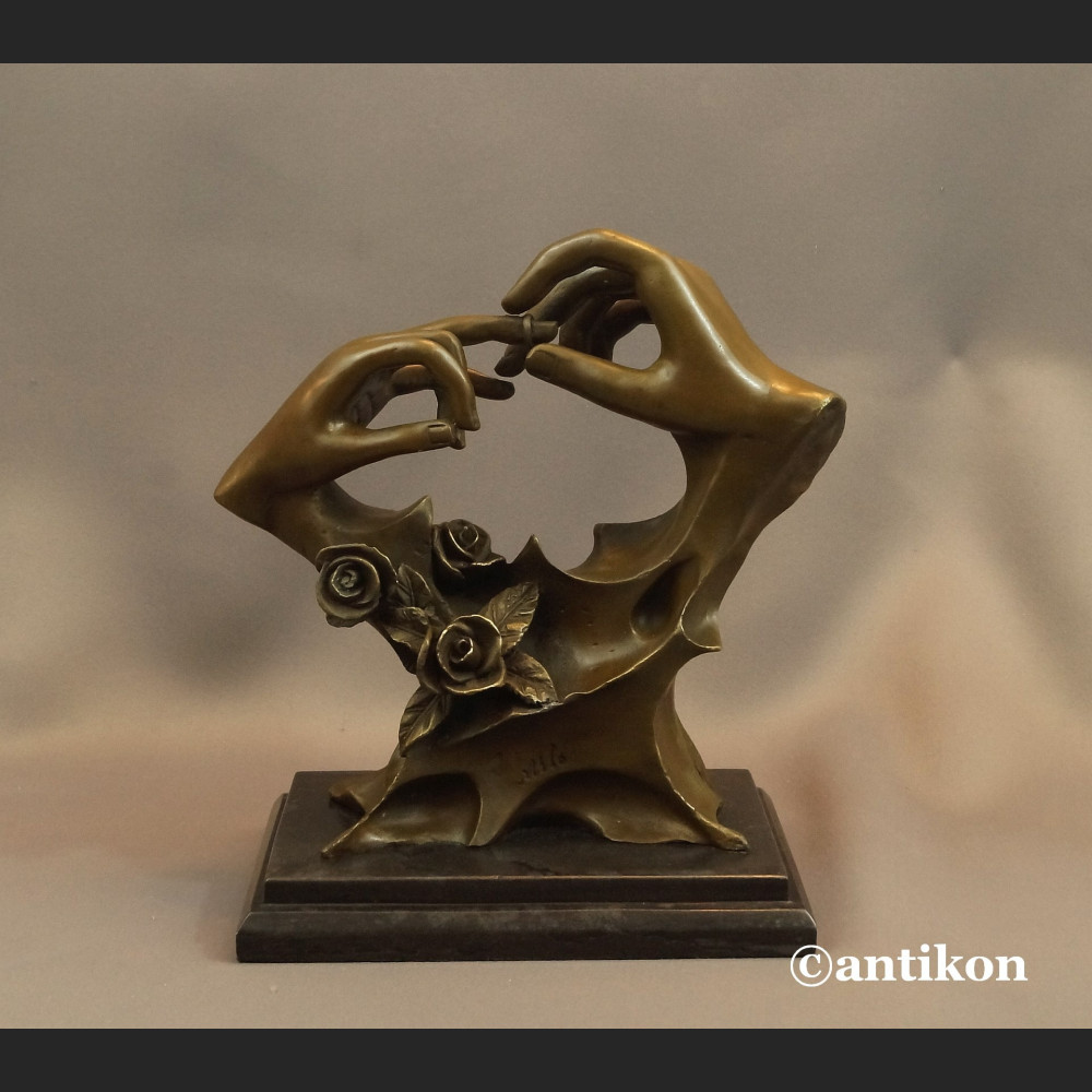 Rzeźba z brązu prezent ślubny Ręce z obrączką Rzeźba z brązu prezent ślubny Ręce z obrączką