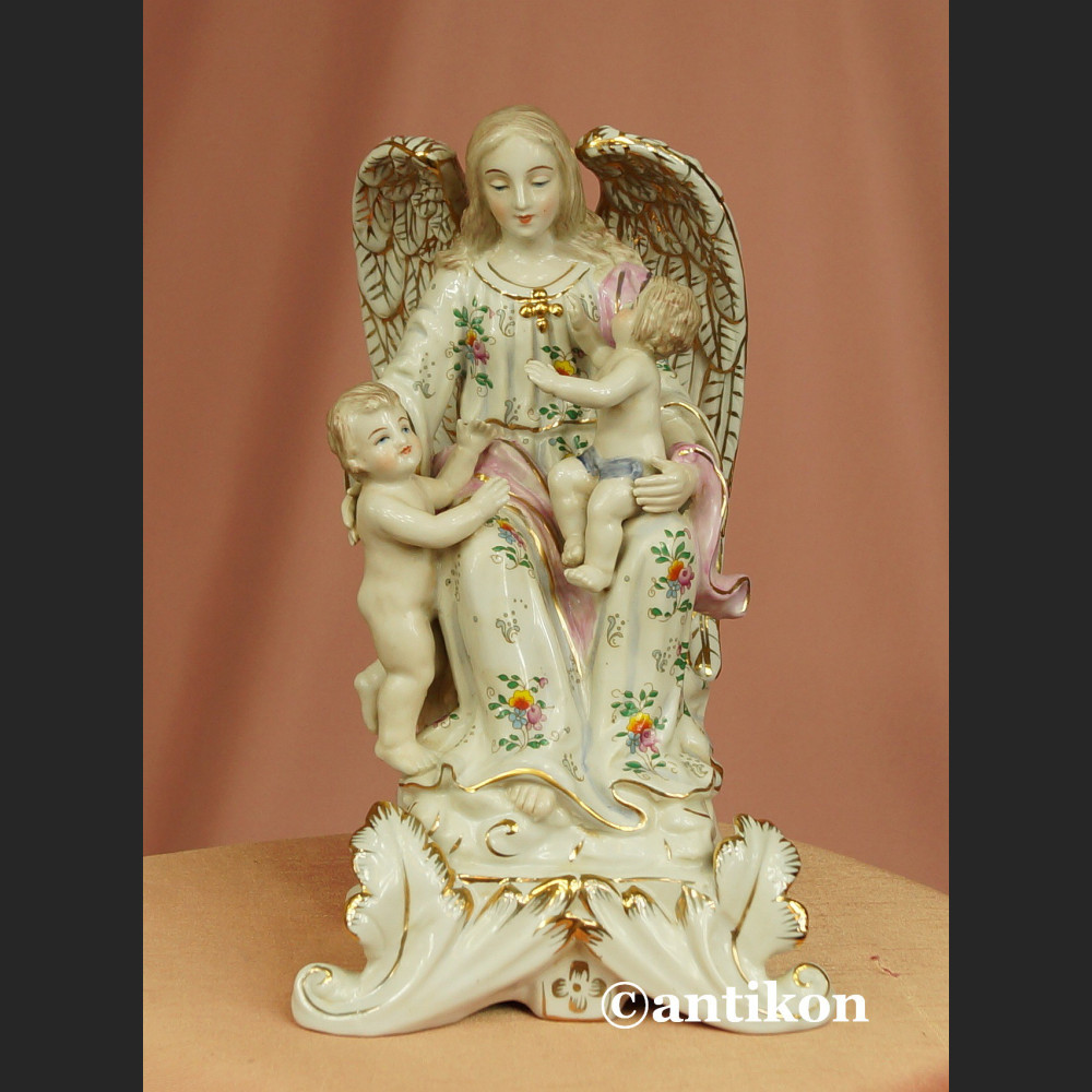 Porcelanowa figurka anioł stróż z dziećmi