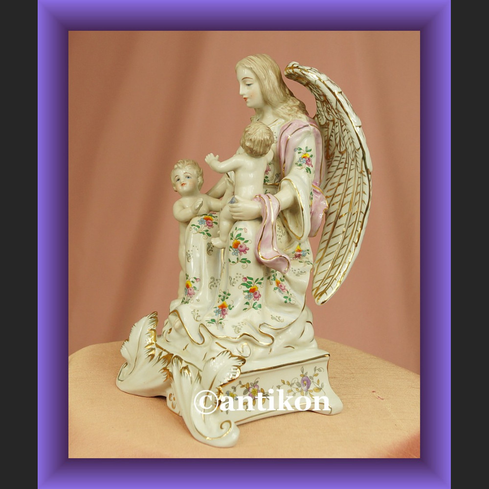 Porcelanowa figurka anioł stróż z dziećmi  Porcelanowa figurka anioł stróż z dziećmi