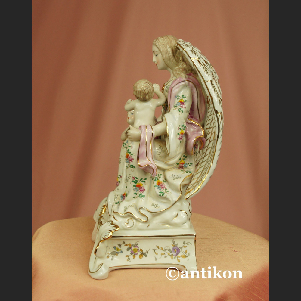 Porcelanowa figurka anioł stróż z dziećmi  Porcelanowa figurka anioł stróż z dziećmi