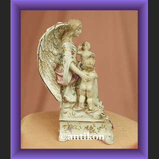Porcelanowa figurka anioł stróż z dziećmi  Porcelanowa figurka anioł stróż z dziećmi