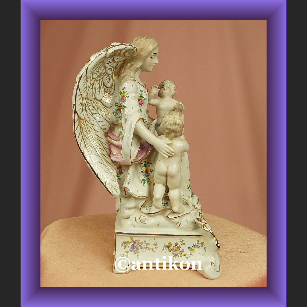 Porcelanowa figurka anioł stróż z dziećmi  Porcelanowa figurka anioł stróż z dziećmi
