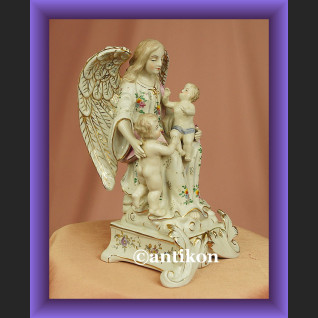 Porcelanowa figurka anioł stróż z dziećmi  Porcelanowa figurka anioł stróż z dziećmi