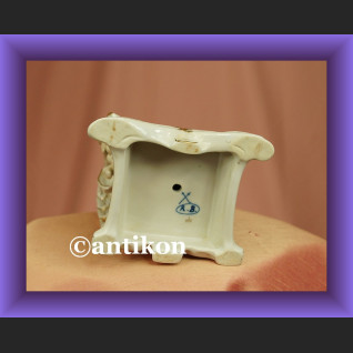 Porcelanowa figurka anioł stróż z dziećmi  Porcelanowa figurka anioł stróż z dziećmi