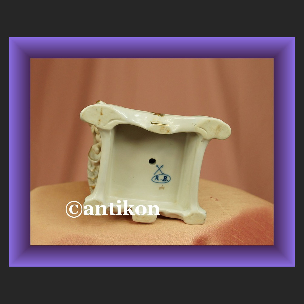 Porcelanowa figurka anioł stróż z dziećmi  Porcelanowa figurka anioł stróż z dziećmi