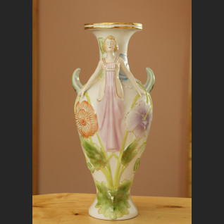 Wazon secesyjny z białej porcelany