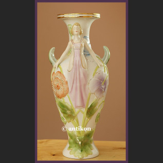 Wazon secesyjny z białej porcelany