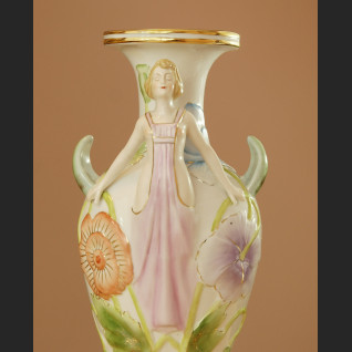 Wazon secesyjny z białej porcelany