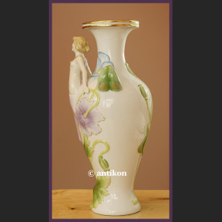 Wazon secesyjny z białej porcelany