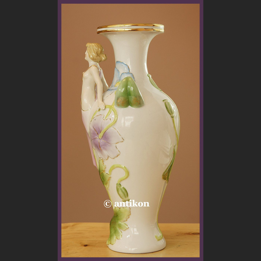 Wazon secesyjny z białej porcelany