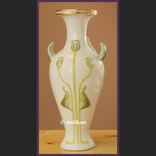 Wazon secesyjny z białej porcelany