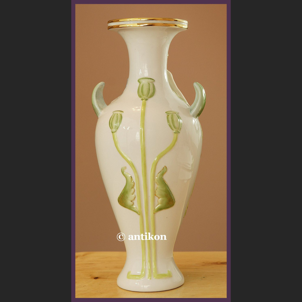 Wazon secesyjny z białej porcelany