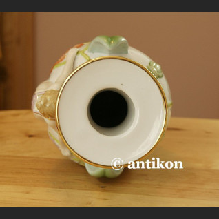 Wazon secesyjny z białej porcelany