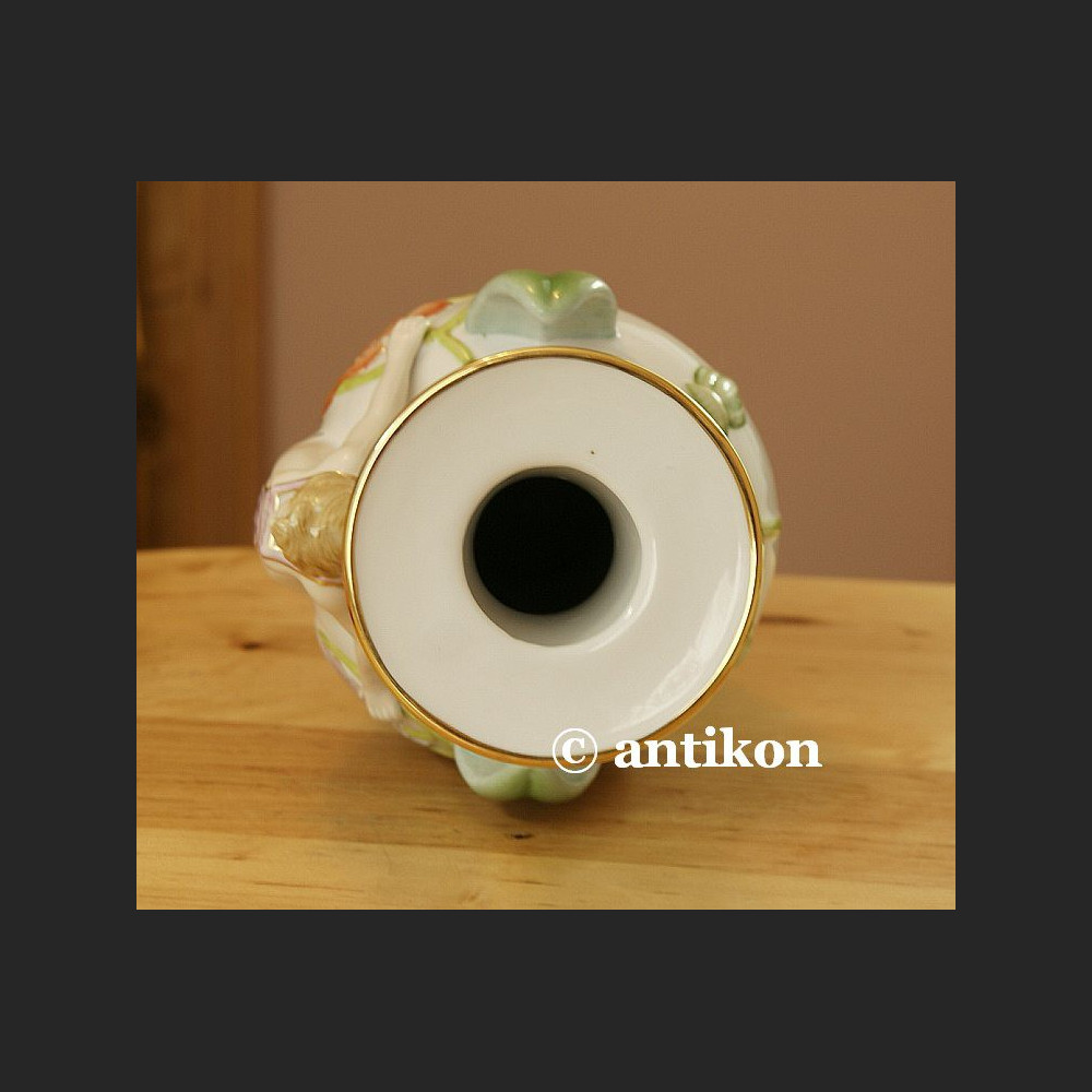 Wazon secesyjny z białej porcelany