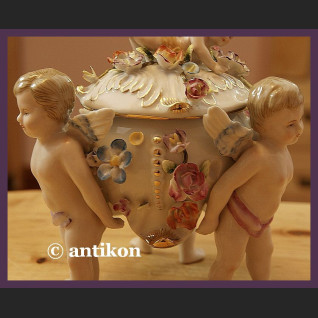 Bomboniera z figurkami dzieci Bomboniera z figurkami dzieci