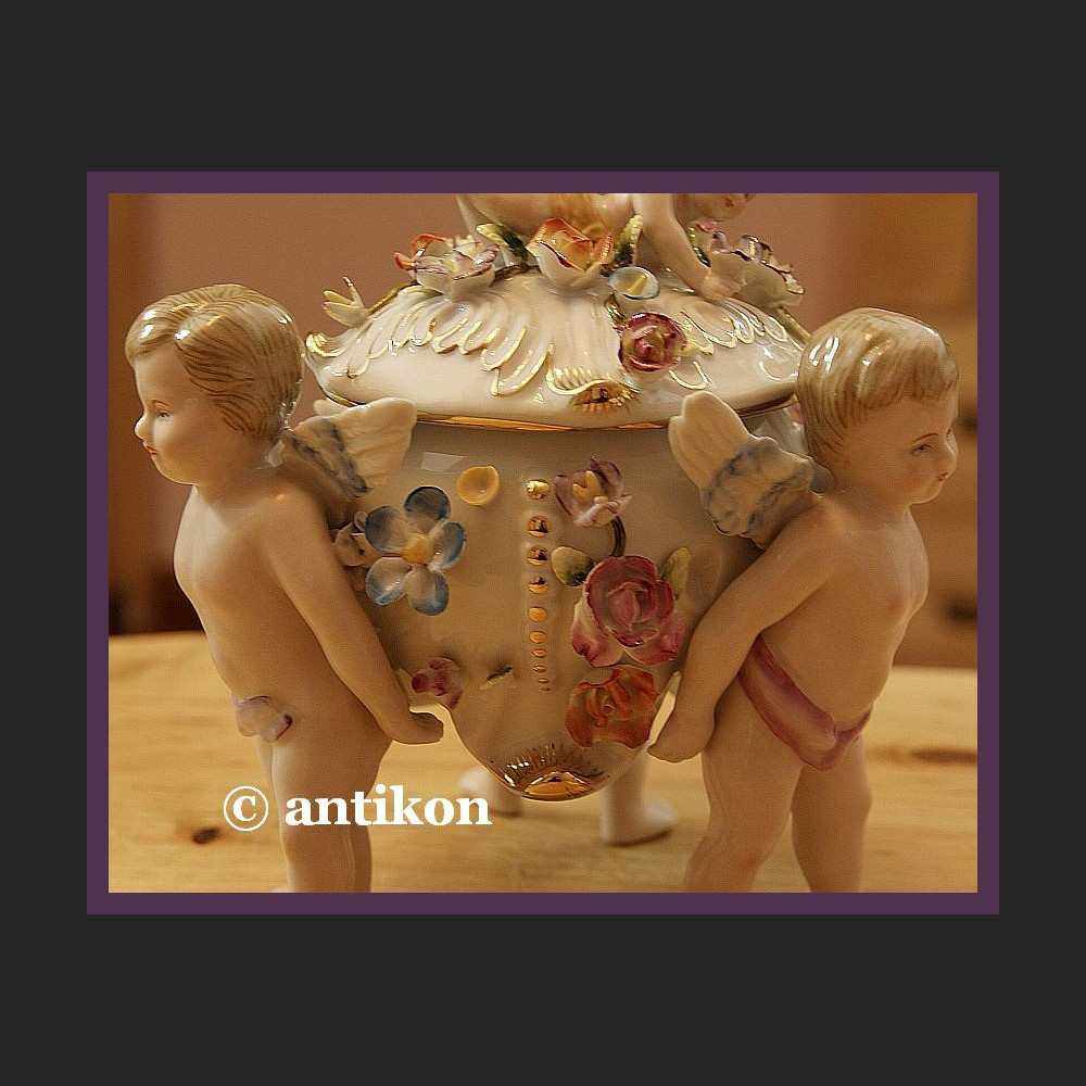 Bomboniera z figurkami dzieci Bomboniera z figurkami dzieci