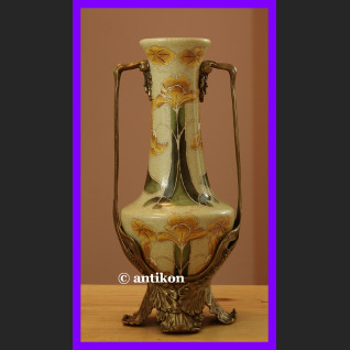 Porcelanowy wazon z żonkilami okuty brązem 