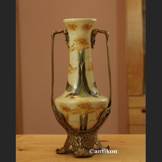 Porcelanowy wazon z żonkilami okuty brązem 