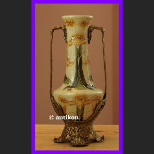 Porcelanowy wazon z żonkilami okuty brązem 