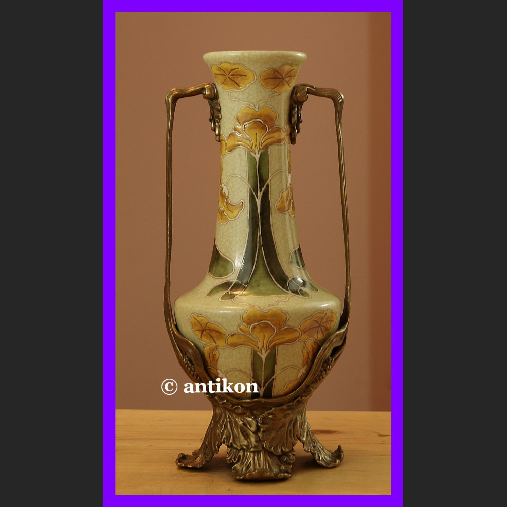 Porcelanowy wazon z żonkilami okuty brązem 