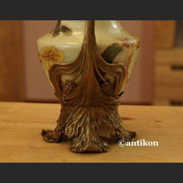 Porcelanowy wazon z żonkilami okuty brązem