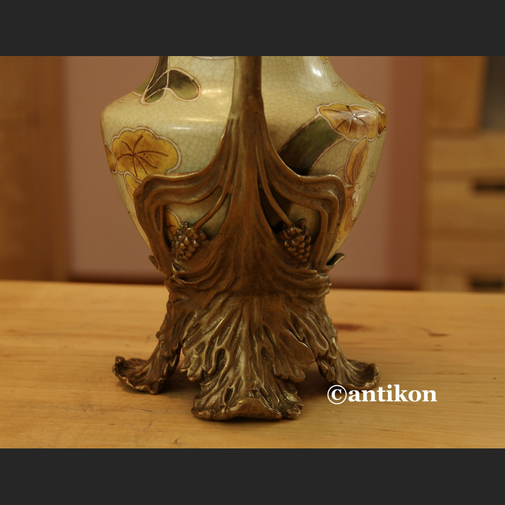 Porcelanowy wazon z żonkilami okuty brązem 