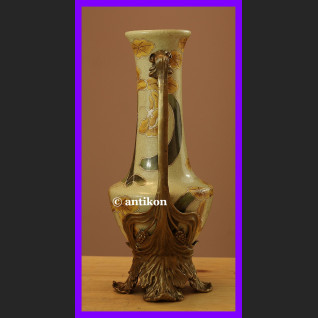 Porcelanowy wazon z żonkilami okuty brązem 