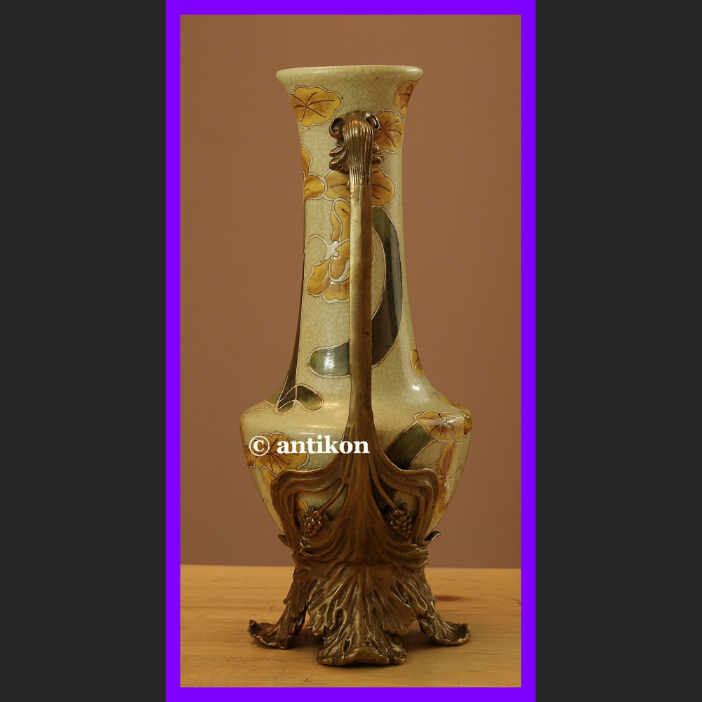 Porcelanowy wazon z żonkilami okuty brązem 