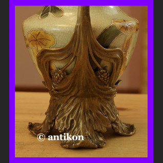 Porcelanowy wazon z żonkilami okuty brązem 