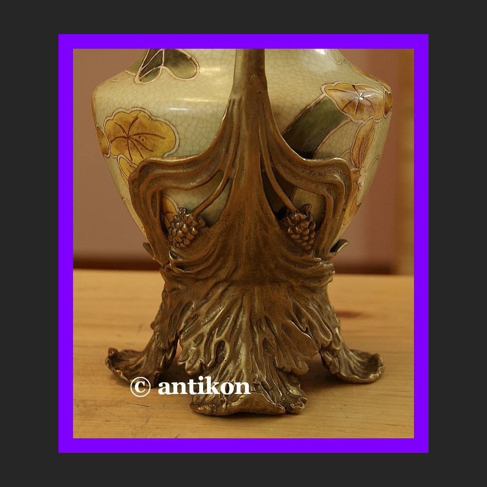 Porcelanowy wazon z żonkilami okuty brązem 