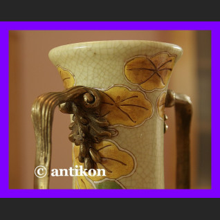 Porcelanowy wazon z żonkilami okuty brązem 