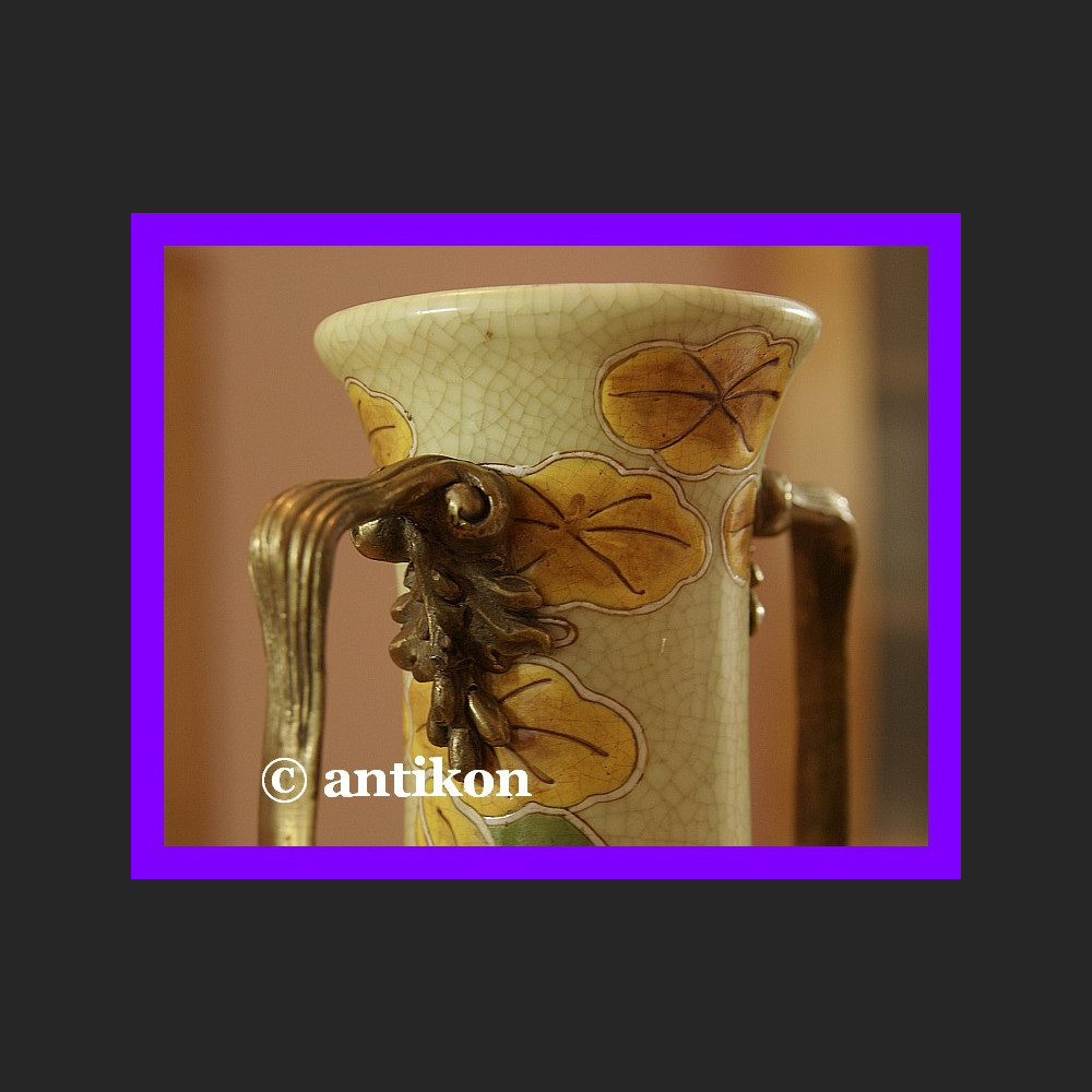 Porcelanowy wazon z żonkilami okuty brązem 